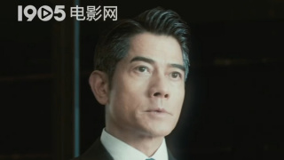 公共汽车上的年轻妻子